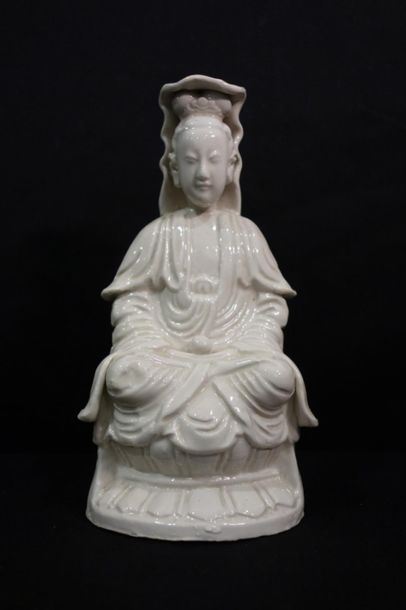 null Blanc de Chine à décor d'une divinité assise sur un socle lotiforme. Accide...