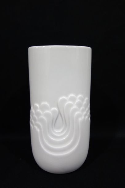 null Vase moderne en porcelaine blanche vernissée.
Signé "Thomas Germany" sous la...