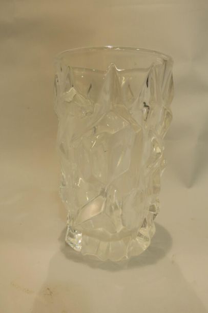 VANNES. Vase en cristal à décor géométri...