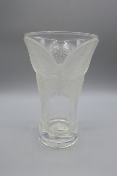 null Vase en cristal à décor de papillons en verre moulé.
H. 20 cm. 