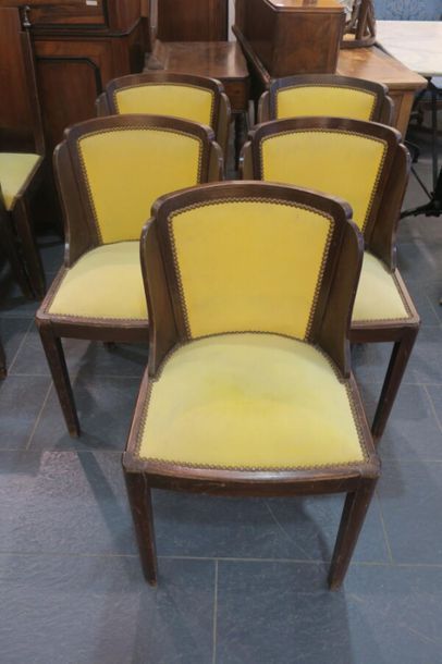 null Cinq chaises en bois foncé et skai jaune de style Art Déco. 