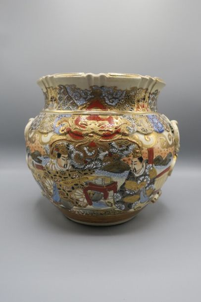 null SATSUMA. Cache-pot à décor polychrome et doré de samouraïs.H. 23 cm