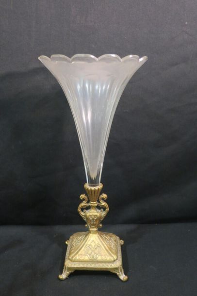 Vase cornet en cristal et monture en bronze...