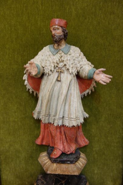 null Statuette de saint homme portant l'habit en bois polychrome, reposant sur un...
