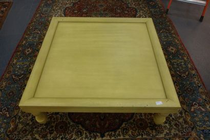 null TABLE basse de forme carrée en bois patiné reposant sur un piétement balustre...