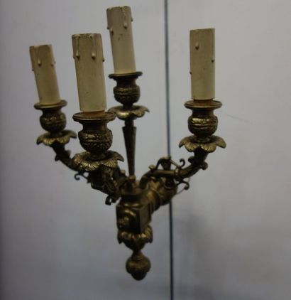 null Belle APPLIQUE en bronze doré éclairant à 4 feux. H. 35 cm.