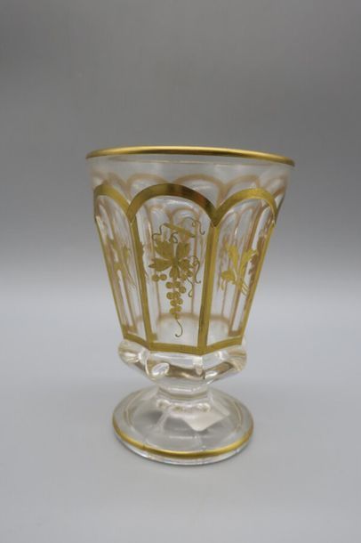 null Petit vase à pans en cristal à décor doré.
H. 12 cm. 