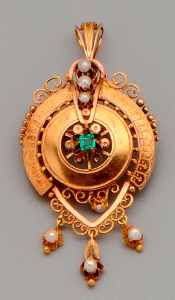 null Broche pendentif ancienne en or jaune 18K (750/oo) à décors concentriques ajourés...