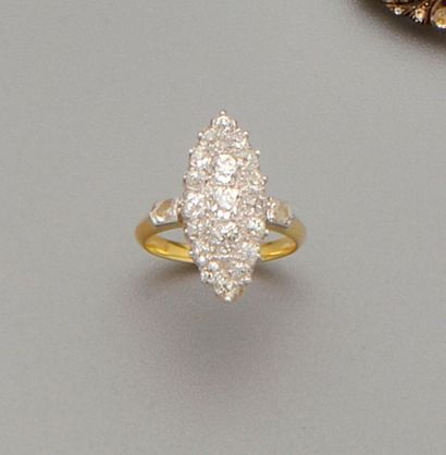 null Bague Marquise en or 18K (750/oo) de deux tons entièrement pavée de diamants...