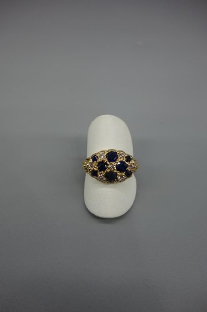 null Bague en or jaune 18K (750/oo) ajouré, le plateau ovale serti de saphirs ronds...