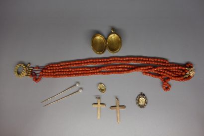 null Lot d'or jaune 18K (750/oo) et de petits bijoux anciens comprenant deux pendentifs...