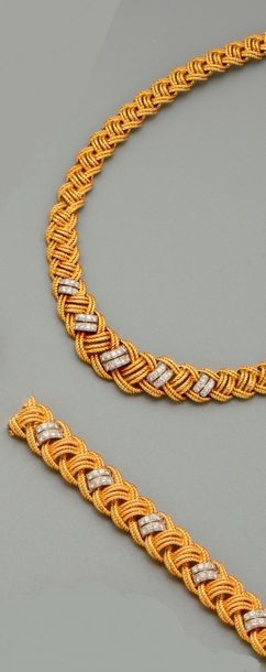 null "VAN CLEEF & ARPELS : Demi parure composée d 'un collier à maillons articulés...
