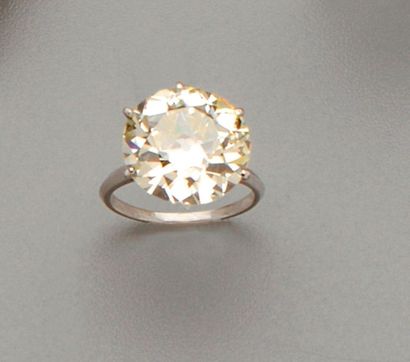 null Bague solitaire en platine (850/oo) centrée d'un diamant rond taille ancienne...