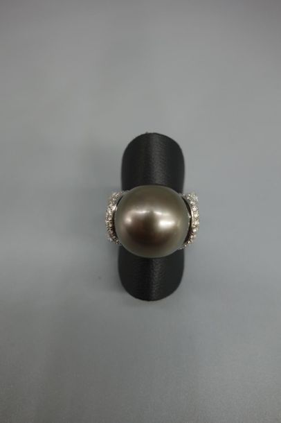 null Bague en or gris 18K (750/oo) centrée d'une perle de culture de Tahiti (diamètre...