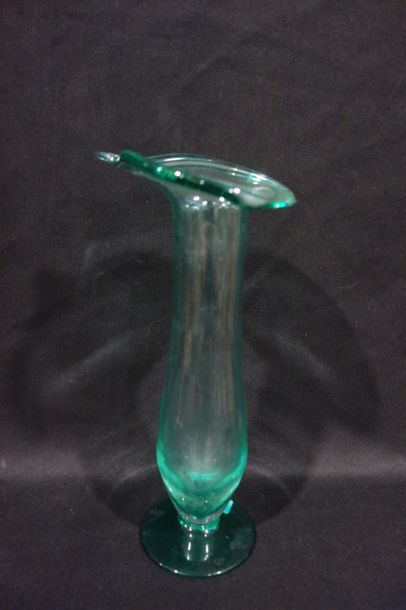 Vase en verre teinté bleu.
H. 24 cm. 