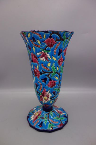 null Longwy. Vase cornet à pans coupés à décor floral en plein. 