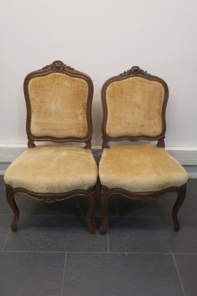 null Deux chaises de style Louis XV, garniture de velours beige. 