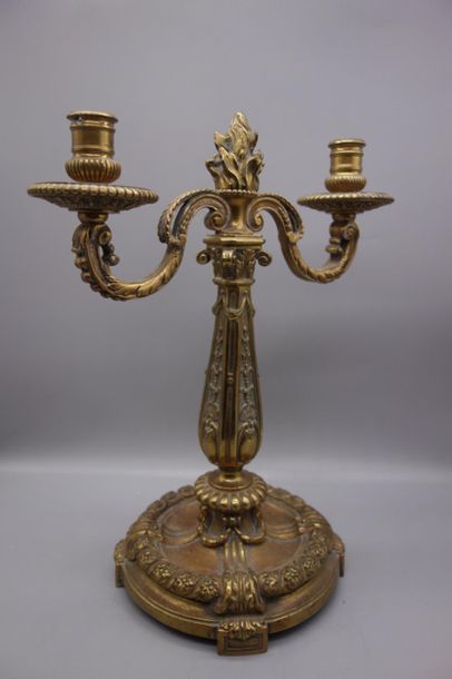 null G. VIAN. Paire de grands candélabres en bronze dans le style Louis XIV à deux...