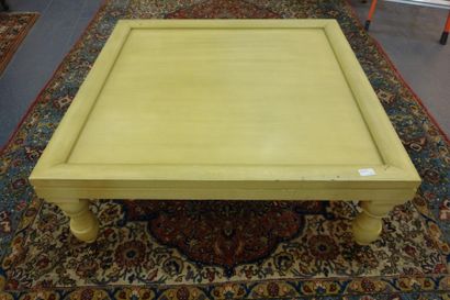 null TABLE basse de forme carrée en bois patiné reposant sur un piétement balustre...