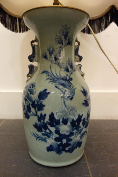 null Vase en porcelaine de Chine céladon à décor en camaieu bleu d'oiseaux parmi...
