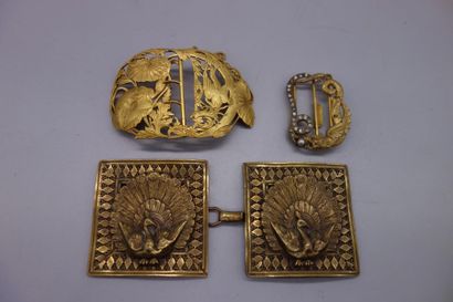 null Trois boucles de ceinture en métal doré, deux à décor de dragons et une à décor...
