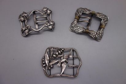 null Trois boucles de ceinture en métal à décor naturaliste. Fin XIXème siècle.