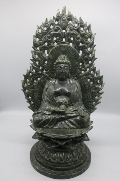 null Buddha assis sur un socle lotiforme en jade ?. H. 42 cm.