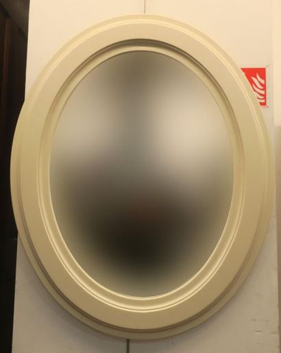 null Miroir ovale en bois blanc.