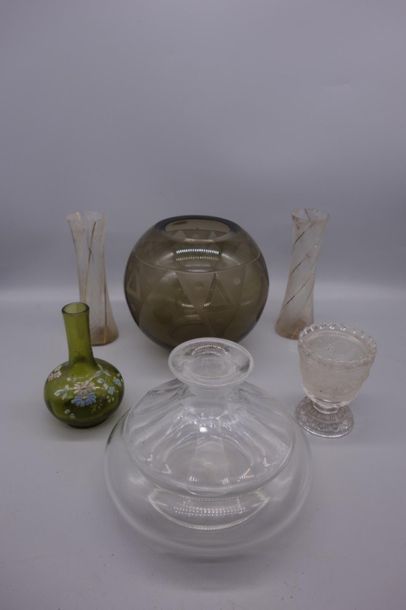 null Lot comprenant un VASE en verre fumé, paire de VASES rouleaux, VASE émaillé,...