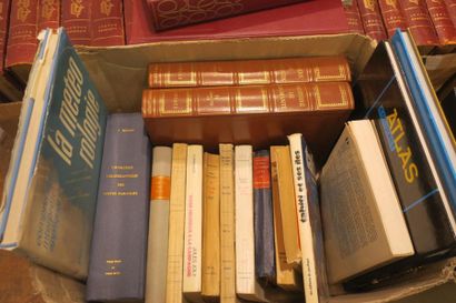 null Deux cartons de livres comprenant l'Encyclopédie Grand Larousse en six volumes...