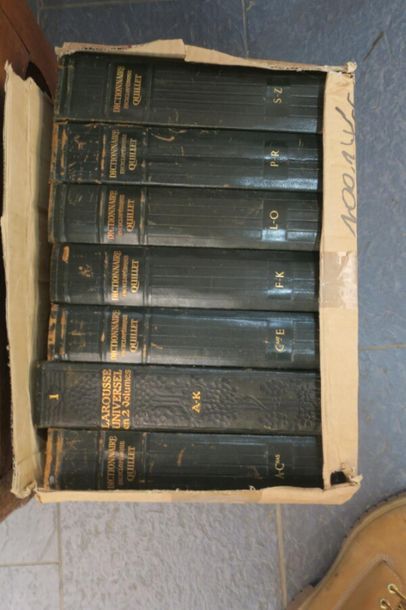 null Deux cartons de livres comprenant l'Encyclopédie Grand Larousse en six volumes...