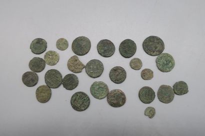 null LOT Romaines	
LOT de 25 petits bronzes romains tardifs			
B à TB 
