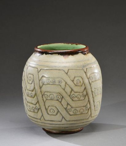 null Georges SERRE (1889-1956)	
Vase en céramique à corps ovoïde et col ourlé sur...