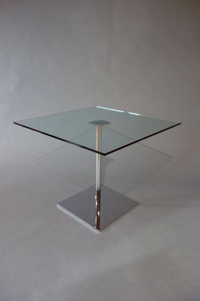 null Table, dalle de verre carré reposant sur un piétement en métal chromé.
Dimensions...