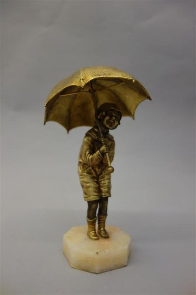 null Demeter CHIPARUS (1886-1947)
" Enfant au parapluie ". Épreuve en bronze doré...