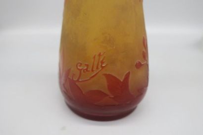 null GALLE
Vase conique à col tubulaire conique. Épreuve en verre doublé orangé sur...