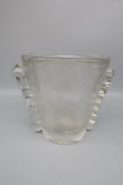 DAUM
Vase conique en cristal blanc entièrement...