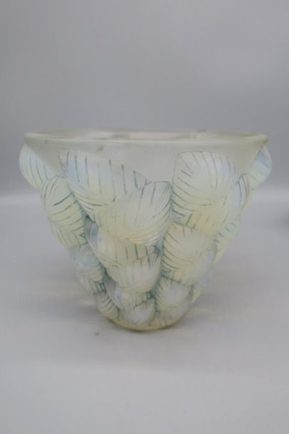 null René LALIQUE (1860-1945) 
Vase " Rampillon " (1927). Épreuve en verre légèrement...