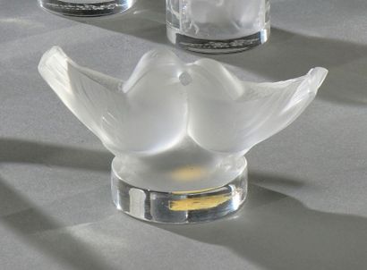 null CRISTAL LALIQUE
" Deux moineaux ". Épreuve en cristal blanc moulé pressé satiné...