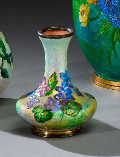 null Camille FAURE (1874-1956) - EMAUX D'ART LIMOGES
Vase en cuivre à col tubulaire...