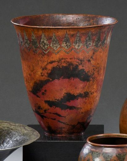 null Claudius LINOSSIER (1893-1953)
Vase en dinanderie à corps conique et col ouvert....