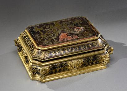 null Rare et très beau coffret en marqueterie de type "Boulle" à doucine et galbé...