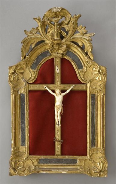 null Christ en ivoire sculpté. 
XIXème siècle. 
H. 22 cm, accidents.
Présenté dans...