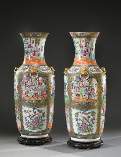 null CANTON. Grande paire de vases de forme balustre à décor polychrome et or, ornés...