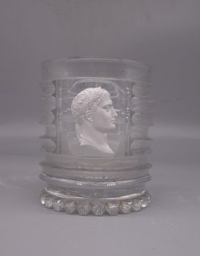 null Gobelet en cristal taillé et inclusion de cristallo-cérame à l'effigie de Napoléon...