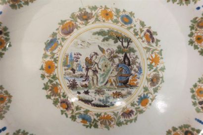 null LYON
Assiette en faïence à bord contourné à décor polychrome au centre d'une...