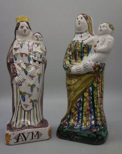 Deux statuettes de vierge à l'enfant polychromes....