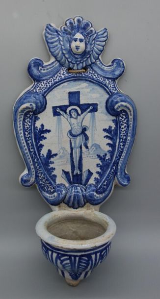 null NEVERS 
Bénitier d'applique en faïence à décor en camaïeu bleu du Christ en...