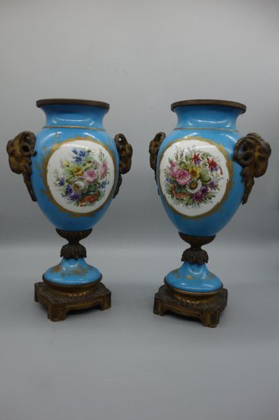 null Grande paire de vases dans le goût de Sèvres, en porcelaine à fond bleu, ornées...