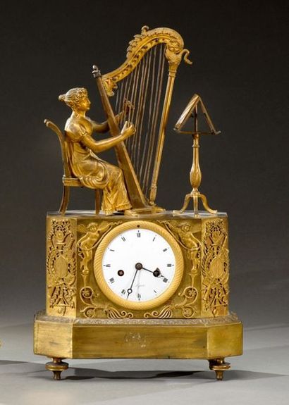 null Pendule en bronze doré, femme à la harpe devant son lutrin. Corps de l'horloge...